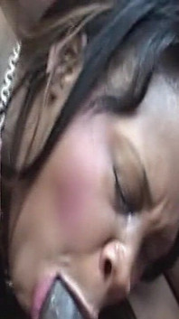 Une MILF noire à forte poitrine rebondit sur une grosse bite et se fait nerver