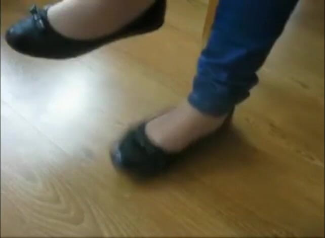 Foot Girls: Crushing small soldier toy