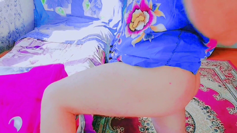 Kitty_Cross: 华丽的 femboy 展示腿在闪亮的皮短裤