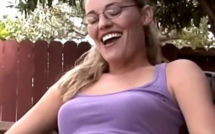 Homegrown Oral: Daisy Layne учится глубоко заглатывать на улице