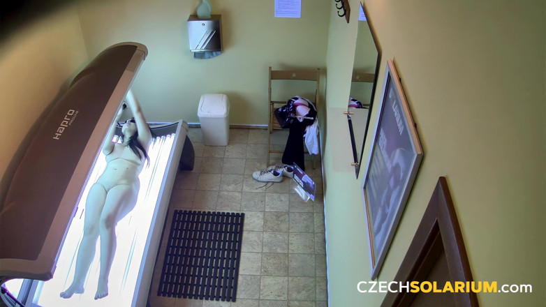 Czech Solarium: Tsjechisch Solarium 319: Tsjechische amateur geniet van een speelse scène