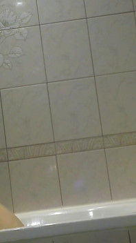 La bella matura nella vasca da bagno flirta con un gioco di sesso crudo