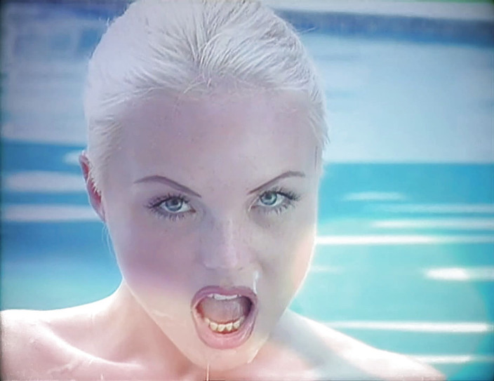 Antonio Adamo Film: 金发熟女在泳池边被黑人园丁干