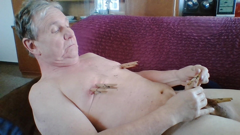 Andi Geil: Nippelsauger Wippen Und Wichsen Mit Klammern