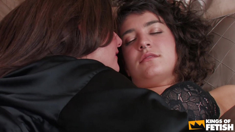Lesbian porn for you: Tetovaná holka šuká černým straponem na chlupaté kundičce své přítelkyně