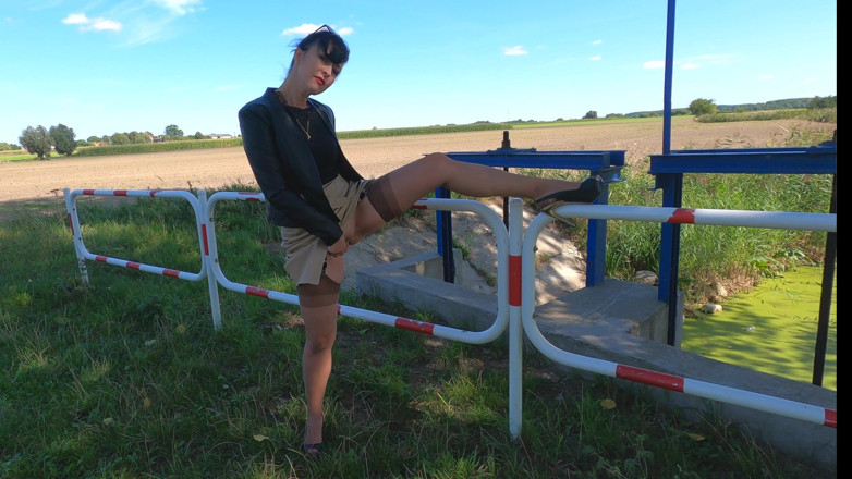 Wanilianna: Wanilianna's Hunt for Golden Shower