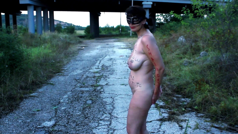 Za Za: Slave Tih Outdoors to Entertain Strangers