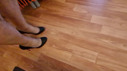 Milosbroz: Tập đi bộ trước khi xuất tinh trong đôi giày cao gót...