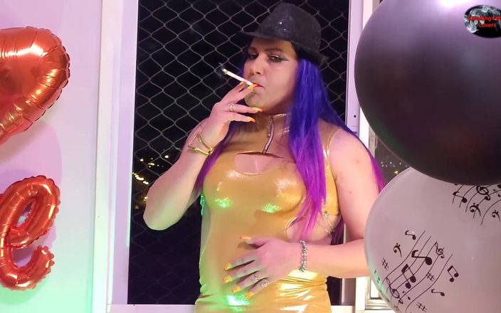 Smoking fetish lovers: Holly fume à la fenêtre