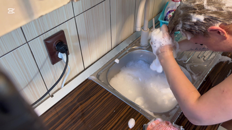 Emeli: Mutfak lavabosunda bulaşık makinesi sıvısı ile saç yıkama
