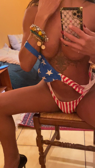 Luciana Foxx: 美丽的巴西变性人 Luciana Foxx 在镜子前自慰