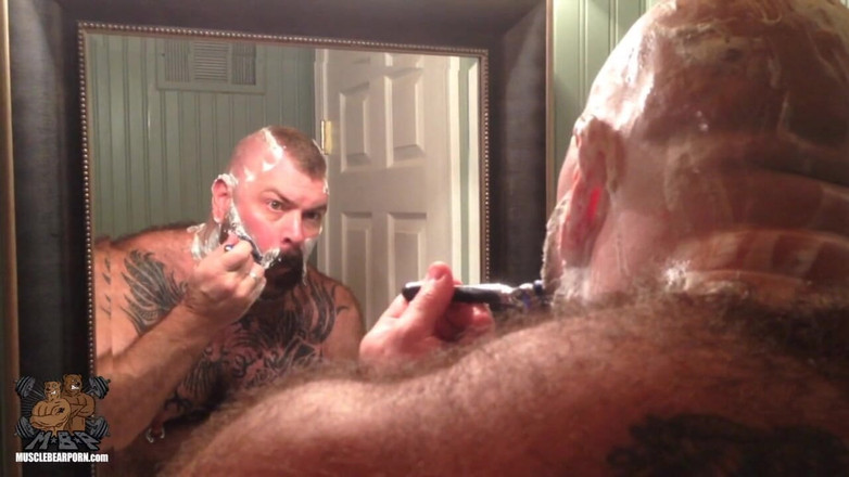 Muscle Bear Porn: Un bărbierit de aproape