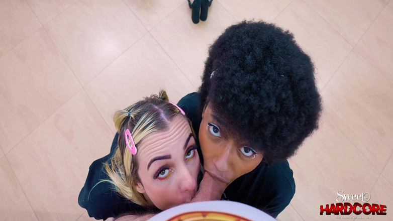 Nasty couples studio: Büyük yaraklı adam sadece benim ve Vicky Menage'in götünü sikiyor!...