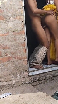 Une femme au foyer indienne baise dans la nature avec son beau-frère voisin