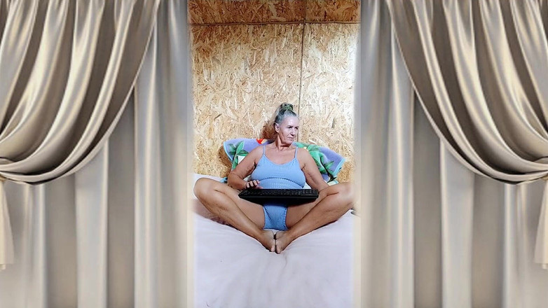 Lukerya: La Casalinga Bollente Lukerya. Adoro Una Donna, Bacia Una Donna,...