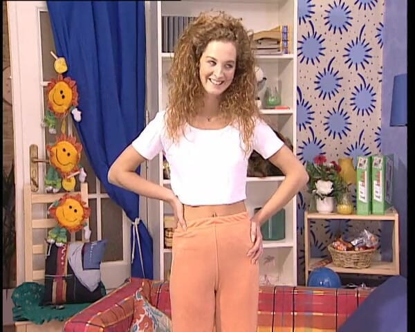 YOUR FIRST PORN: シャーレットはカメラソフトクリップの前で彼女の猫を剃り、指