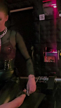 Stina Stone Com Unhas Longas Cócegas Sentando Na Cara Esticada No Rack Por Mistress Parte 2