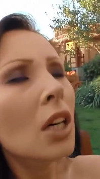 Teman wanita dara saya yang tidak lagi dara dengan tetek kecil dan rambut coklat dipenuhi mulutnya oleh zakar gergasi di luar