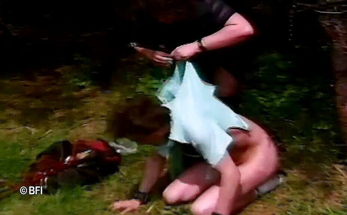 Slave Seks: Dominazione della rasatura all'aperto