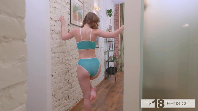My 18 Teens: Linda hermosa chica Julia Morozzi provoca su peludo coño