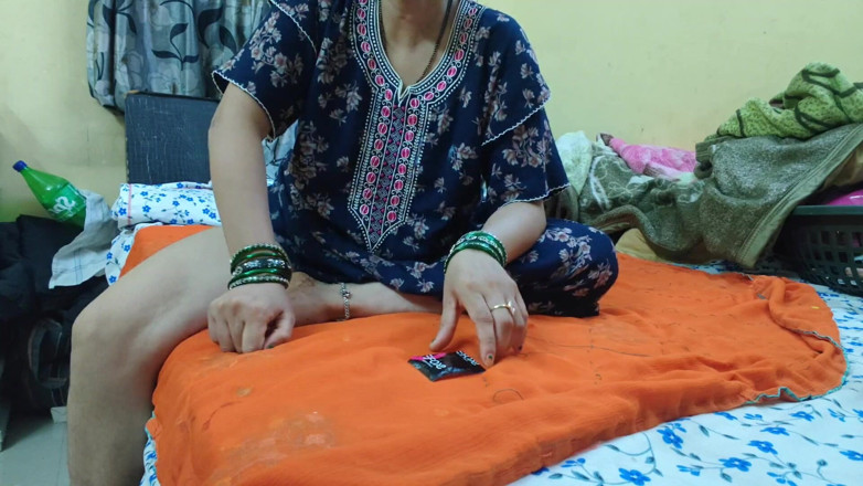 Sexy baby girl: Bhabhi ko mc mai hi condom laga kar choda