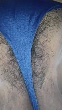 Tombul orta yaşlı seksi kadını bacakları açık sikiyor
