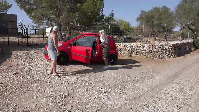 German Homemade: Sexy blonďatá děvka z Německa si užívá venkovní trojku