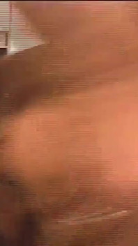 통통한 엉덩이가 구멍 안에서 단단히 발기한다