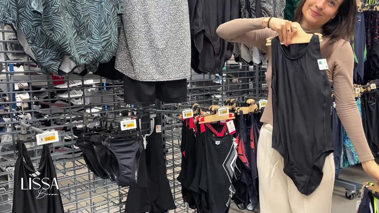 Lissa Brown: Ruang ganti baju renang one-piece