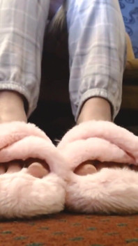 Toe wiggling merah jambu Fuzzy selipar