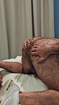 Pánský penis šuká šťavnatou chlupatou díru. Vousatý mistr šuká Robhairyho
