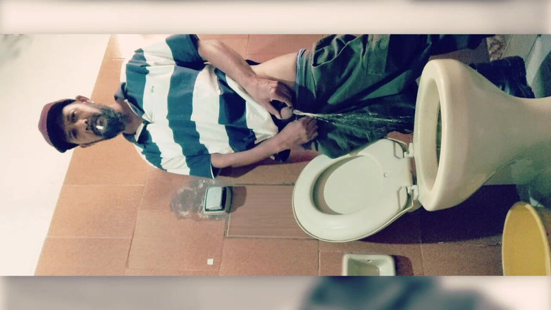 Stink HairyMale: Kencing dan merokok