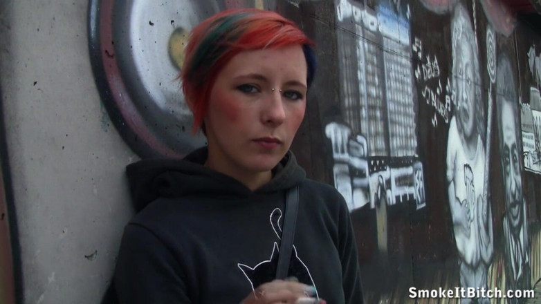 Smoke it bitch: Kim- fumo in strada
