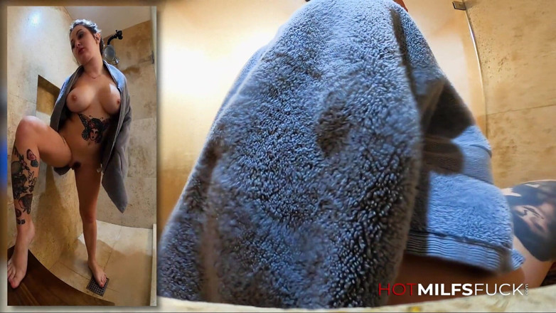 Hot Milfs Fuck: La brava ragazza è andata male, scusa la matrigna e il...