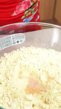 Nicole DuPapillon makes a cum drizzle cake part 1