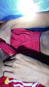 UN GIOVANE RAGAZZO SI MASTURBA