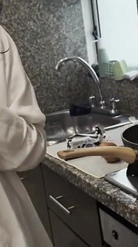 Sexo Lesbico Con La Hermanastra De Mi Esposo En La Cocina Mientras Prepara El Desayuno Y Mi Esposo Esta En La Habitacion