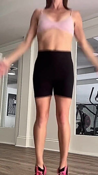 Sıska fit spor salonu kızı sana kaslarını gösteriyor ve çalışıyor