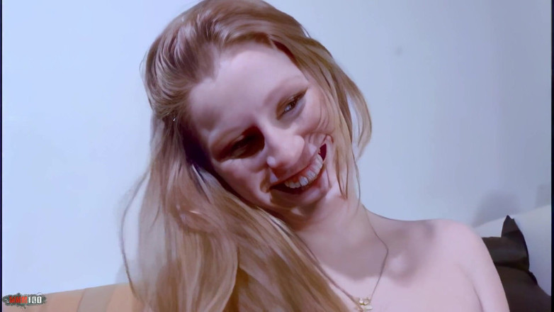 MMM100: Yvonne pelirroja jugando con un consolador