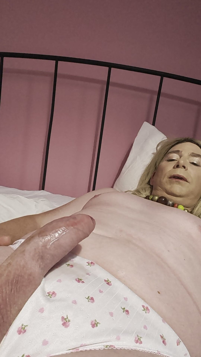 NikkiGee: Una succosa sborra in mutandine nuove!