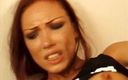 Redhead Addiction: Une salope rousse se fait baiser dans la salle de...