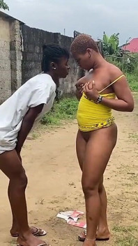 Ragazzina Africana Maliziosa Che Mostra I Loro in Piena Luce Del Giorno