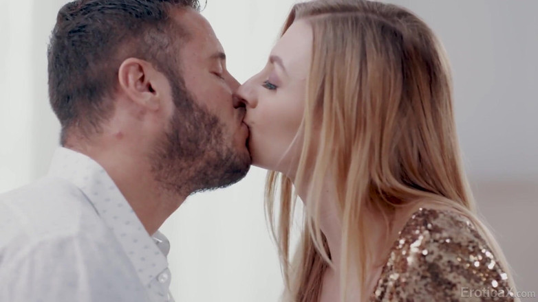 Erotica X: Ateşli lezbiyenin bir adamla ilk sikişi | Bölüm 2 - eroticax