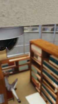 Seorang Siswi Muda Membelanya Dengan Manis Menggunakan Jarinya Di Papan Perpustakaan. Emptie41