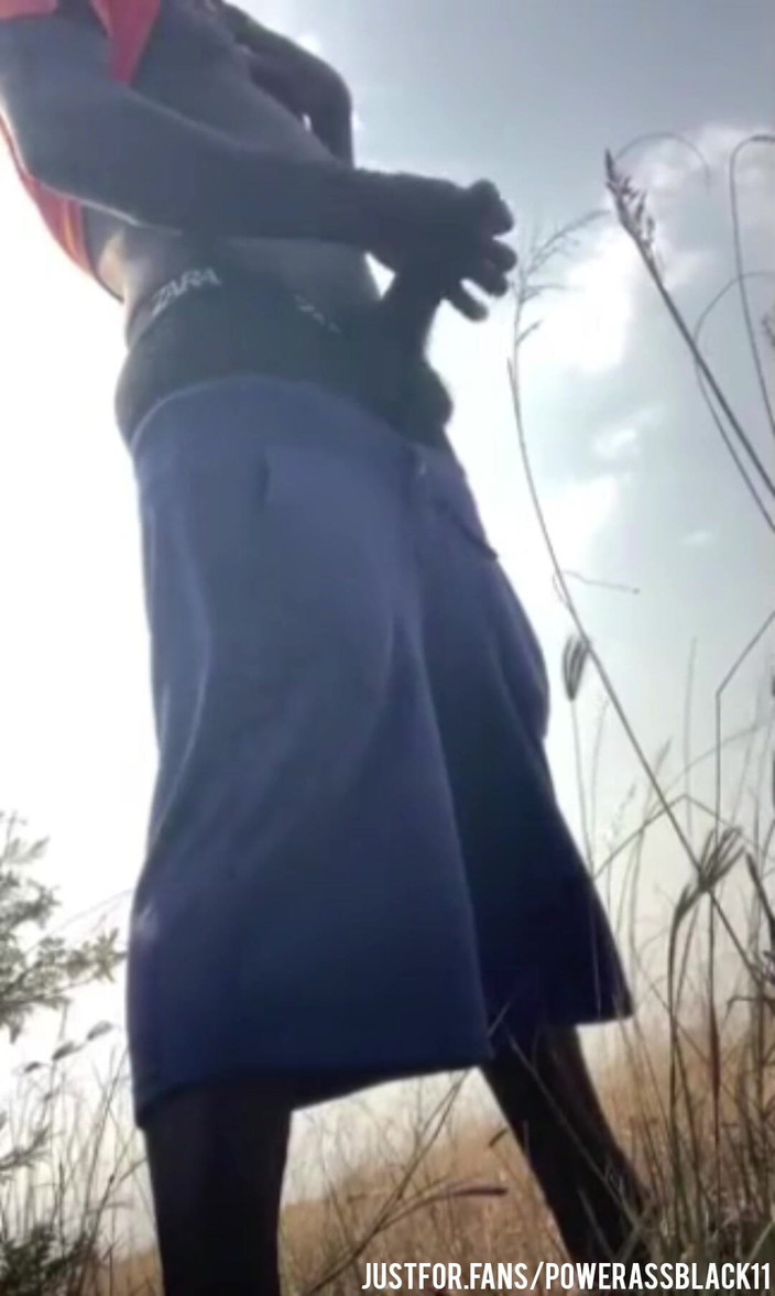 WildFreakBottom: Інтенсивно мастурбує наодинці в кущі