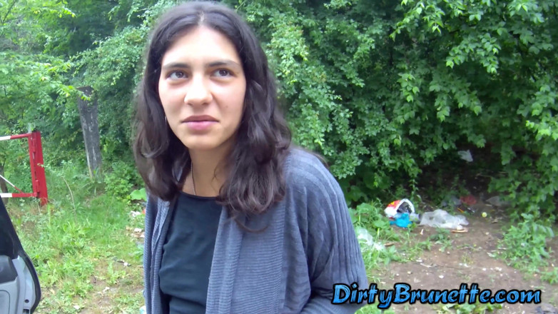 Dirty Brunette: Azgın evli kadın açık havada sakso çekiyor ve yarak emiyor