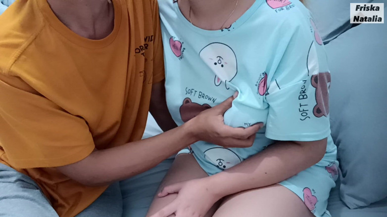 Friska Natali: Удовольствие от гладкого сжимания большой груди