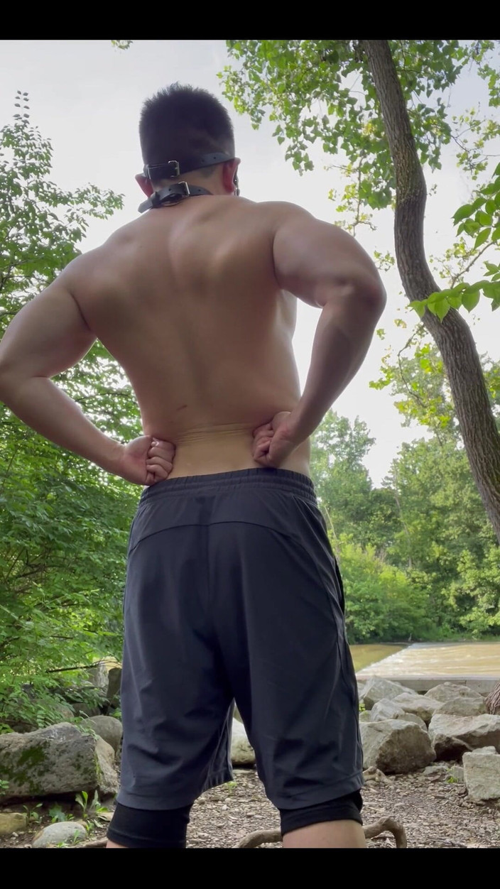 barenakedboy: Je fléchisse mes muscles et je me défoule près du...