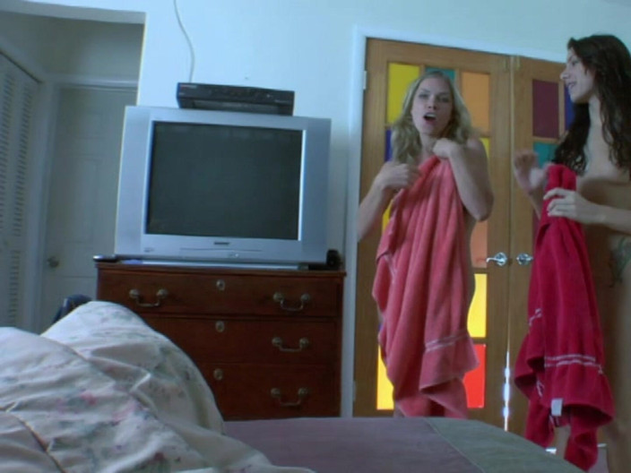 Dirty Teeny: Cewek-cewek hot lesbian saling fingering dan jilat satu sama lain...