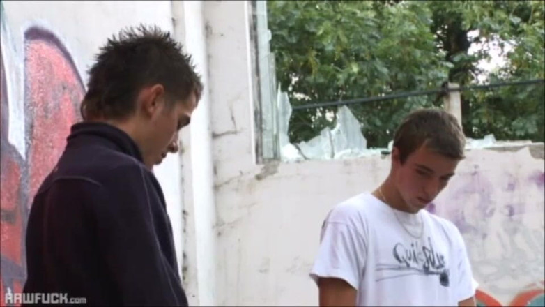 Raw Fuck: Twink trio si esibisce in circle jerk